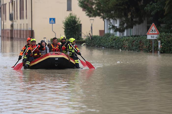 Alluvione Emilia Romagna, piogge incessanti e fiumi esondati: oltre mille sfollati. L'Umbria invia volontari a Faenza