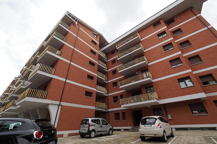 Muore donna di 33 anni cadendo dal sesto piano di un palazzo a Perugia: c'è l'indagine per istigazione al suicidio