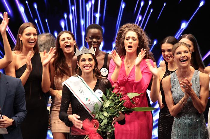 Ofelia Passaponti, &egrave; toscana la Miss Italia 2024: la giovane senese incoronata da Martina Colombari