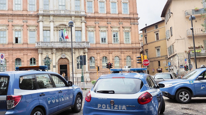 polizia piazza grimana perugia