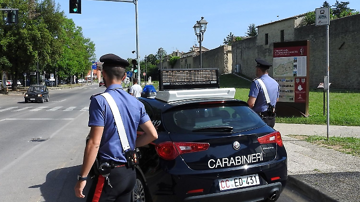 Raffica di furti: ladri acrobati saccheggiano quattro case in un sola notte.  Due donne in azione in campagna