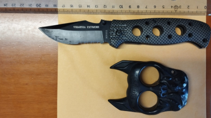 Città della Pieve, schiaffeggia una donna e la spintona a terra in un bar. Aveva un tirapugni e un coltello, denunciato