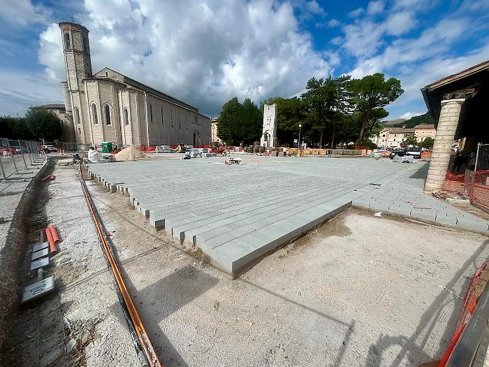 Gubbio, accelerano i lavori in piazza 40 Martiri. La Giunta: "Consegna entro l'estate"