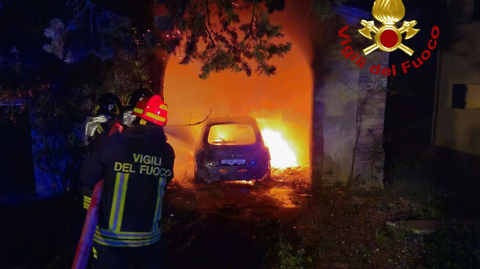 Todi, incendio in un annesso agricolo: auto divorata dalle fiamme. Il fuoco ha minacciato anche il casolare