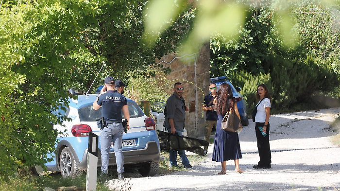 Strage di Fratticiola, l'omicida aveva già minacciato moglie e figlia prima di ucciderle: era uscito in giardino col fucile