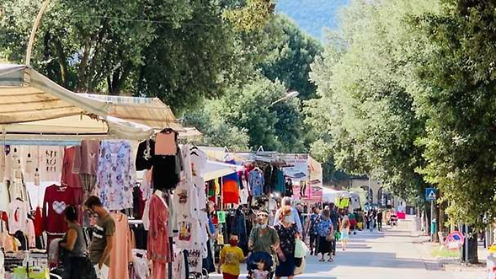 Umbertide, blitz della finanza alle Fiere di Settembre: sequestrate 2 mila griffe false. Tre denunce e maxi multe