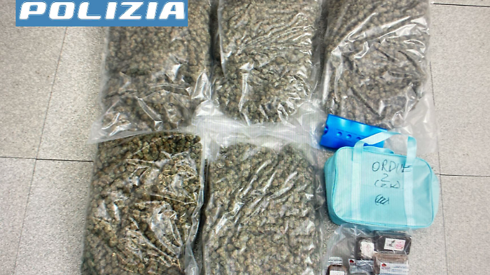 Perugia, avevano 14 chili di droga e 25 mila euro in contanti: sequestrati hashish e marijuana. Tre arresti dopo inseguimento auto