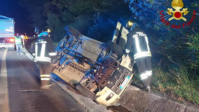 Narni, incidente tra un'auto e un camion: la macchina guidata da un anziano di 80 anni si ribalta fuori strada