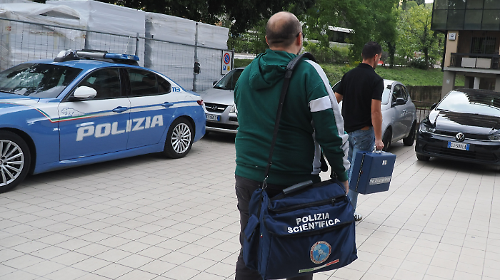 Morto in casa a 41 anni a Perugia. La procura apre fascicolo: non si esclude l'ipotesi overdose