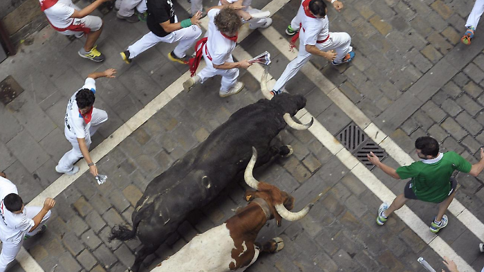 Morta donna di 60 anni incornata da un toro a Valencia: il video shock dello scontro