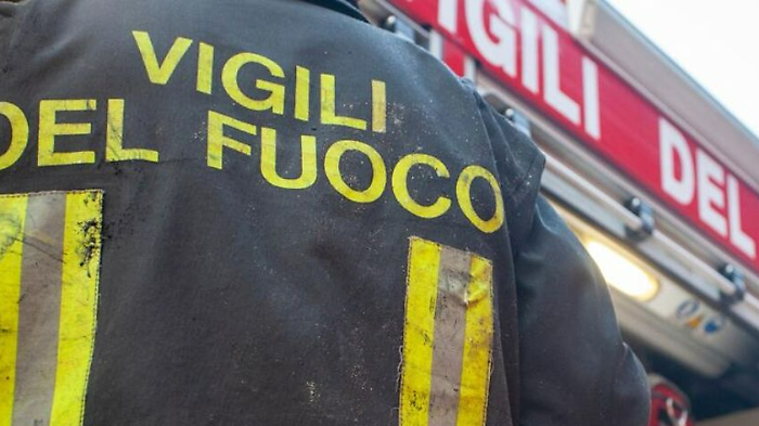 Perugia, incidente stradale sulla E45: camion abbatte la barriera e rimane in bilico in superstrada