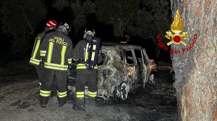 Magione, dopo il furto scoppia l'incendio in una comunità: le fiamme bruciano auto e furgone. C'è l'ipotesi del dolo