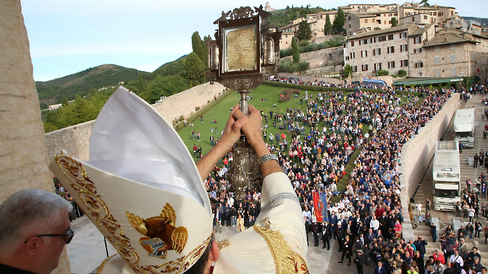 San Francesco Patrono d'Italia, il sindaco di Palermo accende la lampada votiva. Le celebrazioni