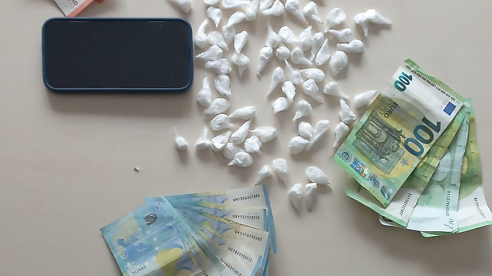 Magione, sorpreso con 74 dosi di cocaina: droga sequestrata. Ragazzo di 22 anni arrestato ed espulso dall'Italia con un aereo