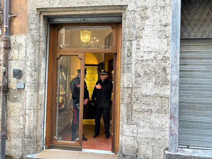 Perugia, rapina a mano armata nella gioielleria Biagini in pieno centro storico: indagano i carabinieri