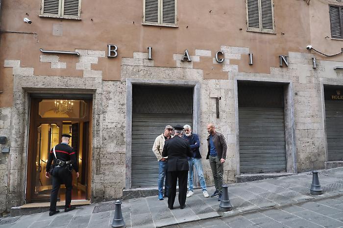 Rapina in una gioielleria di Perugia, Carlo Biagini: "Dicevano di voler fare un regalo e poi hanno estratto le pistole"