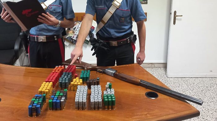 Tiene il fucile da caccia appeso nel salone di casa: sequestrato insieme a 233 munizioni detenute abusivamente. Denunciato