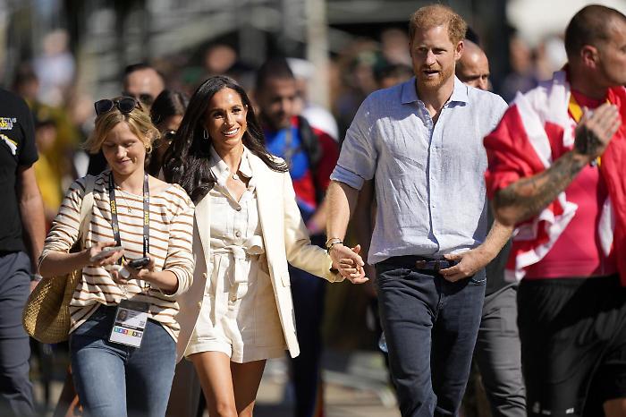 Meghan Markle, l'abito sexy che sfida la Royal Family: l'outfit è un messaggio a Sua maestà
