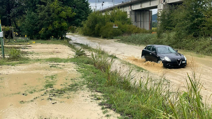 Maltempo, straripa il fosso: chiusa la strada di Ponte Giulio