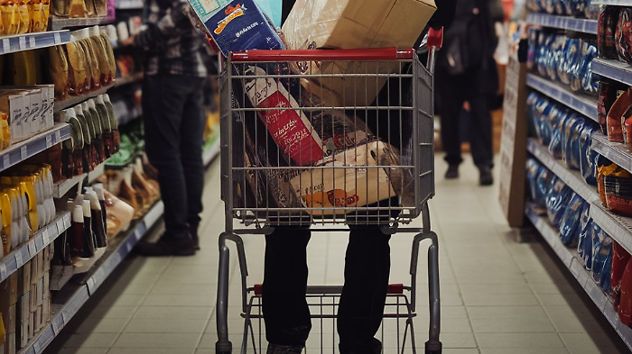 Molesta i clienti di un supermercato di Foligno e poi prende a calci e pugni i poliziotti. Arrestato uomo di 39 anni