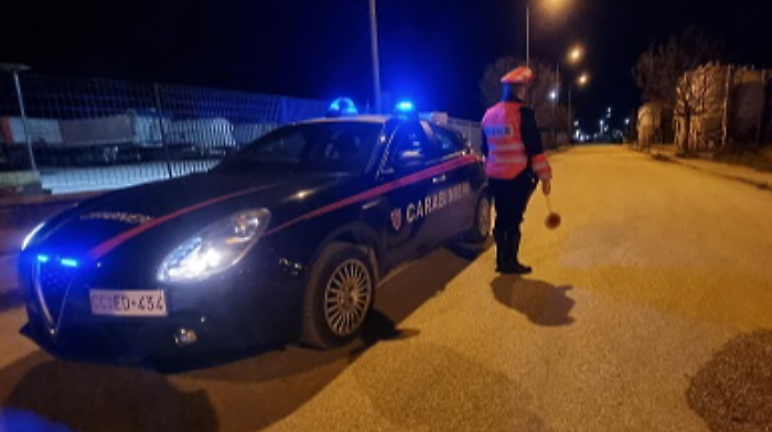 Assisi, ruba superalcolici dopo aver spaccato la vetrata di un bar: 36enne arrestato dai carabinieri. Era uscito dal carcere il 28 settembre