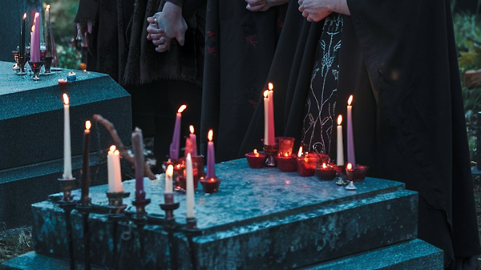 Invadono un cimitero di San Giustino: riti satanici e vilipendio di tombe in una cappella. Indagini concluse: 3 denunce