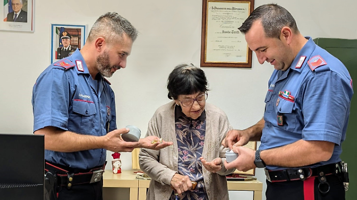 I carabinieri con l'anziana truffata