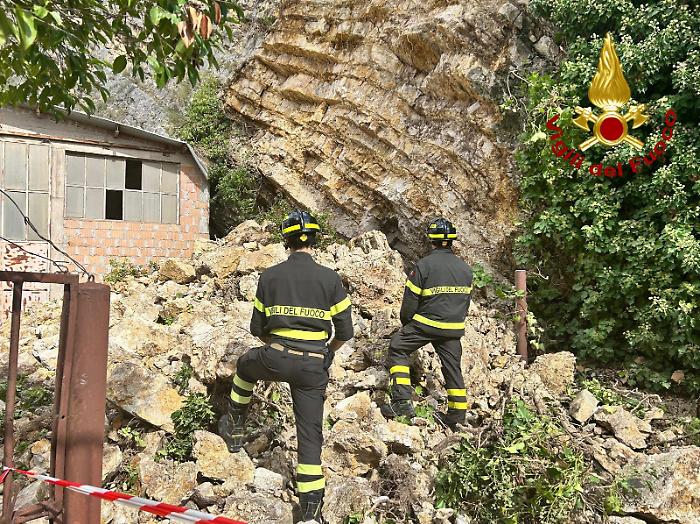 Crollata una parete rocciosa ad Amelia. Liberate due auto e transennata l'area