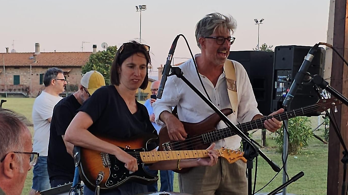 Elly Schlein suona la chitarra