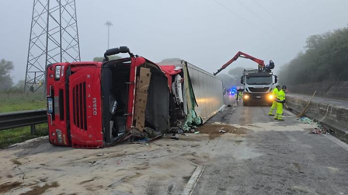 Perugia, tir si ribalta a Collestrada: un morto e un ferito