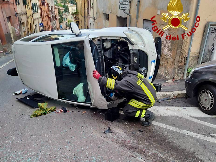 Incidente stradale a Perugia, sfonda con l'auto un parapetto e precipita in via Enrico dal Pozzo: un ferito