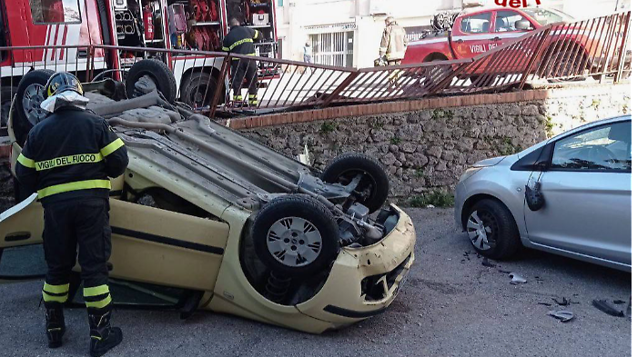 Sfonda la ringhiera con l'auto a Perugia, finisce in un parcheggio e colpisce un'altra vettura: ferita la conducente