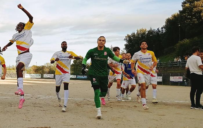 Punizione magica da 30 metri: la prodezza del portiere goleador