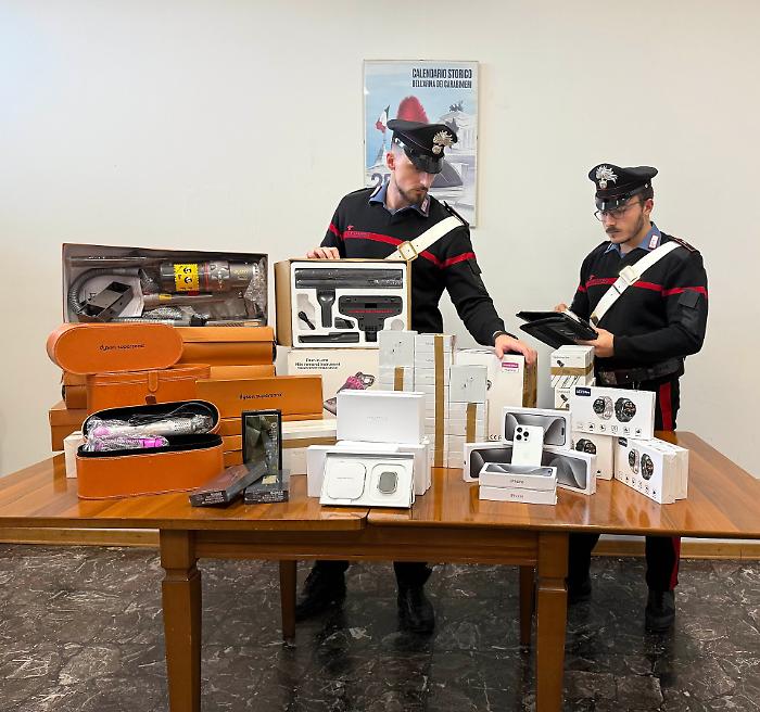 Viaggiano lungo la E45 a Città di Castello con elettrodomestici, telefoni e orologi contraffatti in auto: fermati e denunciati