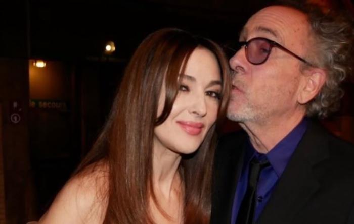 Monica Bellucci splendida in abito marrone: il bacio di Tim Burton sul tappeto rosso dove è sbocciato il loro amore