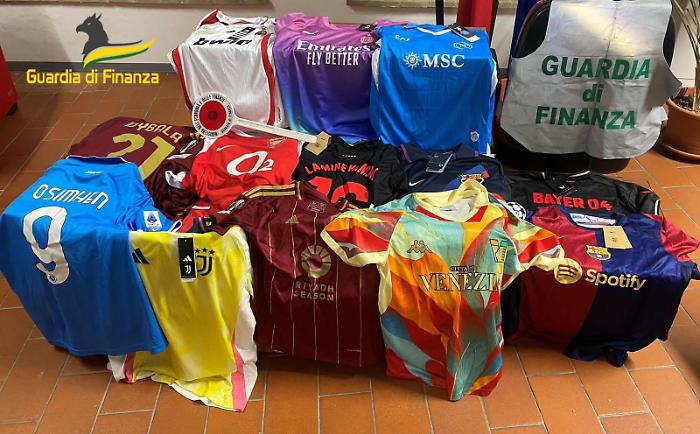 Assisi, vendeva articoli di squadre da calcio contraffatti: maxi sequestro in un negozio. Denunciato il titolare