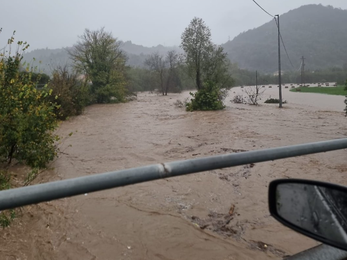 La Liguria colpita dal maltempo: esondano fiumi nel Savonese, sospesi i treni sulla Genova-Ventimiglia. E' allerta arancione