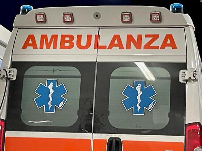 Un 16enne accoltellato fuori da scuola, è grave. Trasferito al Gemelli di Roma