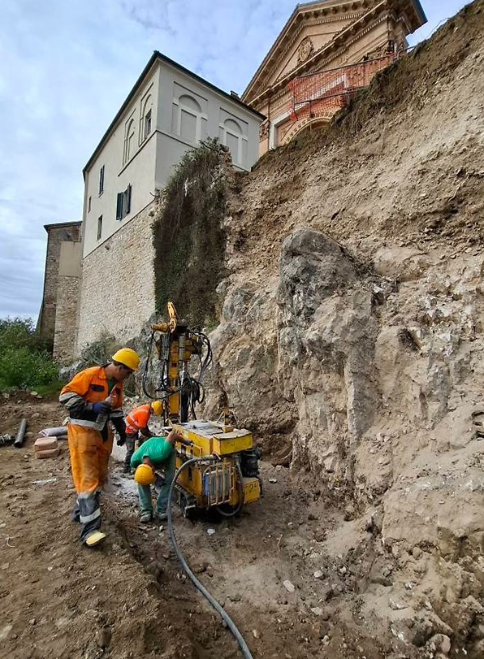 Crollo muro contenimento davanti al duomo, scatta ordinanza sul traffico