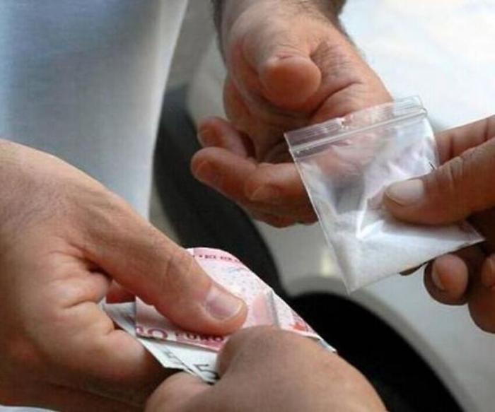 Foligno, sorpreso mentre spaccia eroina e cocaina al parco. Poi scappa via in auto, si schianta e aggredisce un agente
