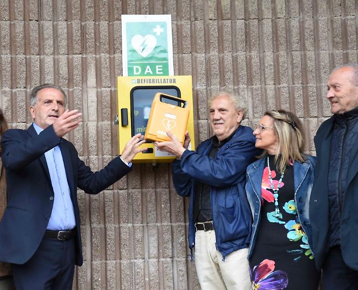 Un nuovo defibrillatore arriva alla scuola Bufalini: la donazione degli Amici del cuore