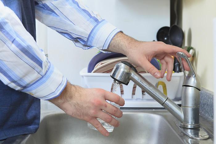 Acqua, aumentano le tariffe.  Bonus per le famiglie in difficoltà