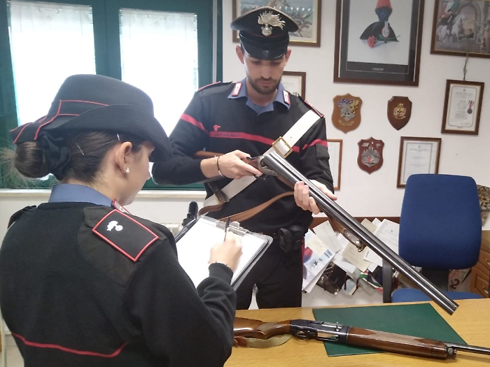 Fucili detenuti illegalmente e lasciati in cantina: denunciato un 56enne a Monteleone di Spoleto