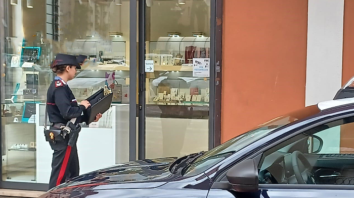 Terni, colf fa sparire dalla casa oltre 10 mila euro di gioielli e oro e li rivende. Scoperto il furto e denunciata
