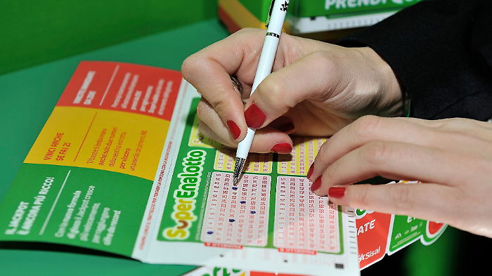 Lotto e Superenalotto, le estrazioni di oggi sabato 19 ottobre: i numeri vincenti