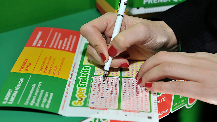 Lotto e Superenalotto, le estrazioni di oggi sabato 19 ottobre: i numeri vincenti