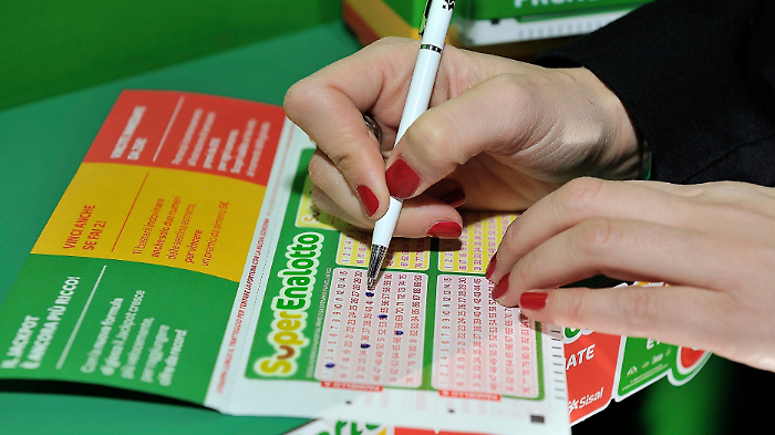 Lotto e Superenalotto, le estrazioni di oggi sabato 19 ottobre: i numeri vincenti