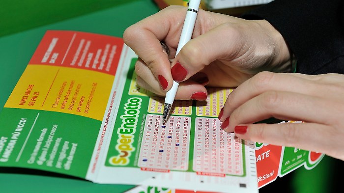 Lotto e Superenalotto, le estrazioni di oggi venerdì 13 dicembre: i numeri vincenti