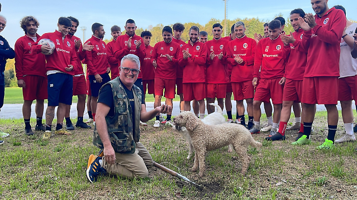 Pietralunghese a caccia di tartufi, così si carica per il derby. Il video insieme al patron Martinelli di Giuliano Tartufi
