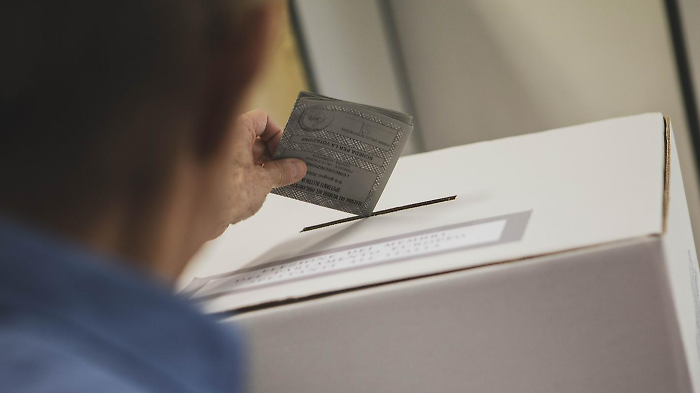 Elezioni regionali in Umbria, l'affluenza al voto alle ore 12 di domenica: percentuale in calo rispetto al 2019